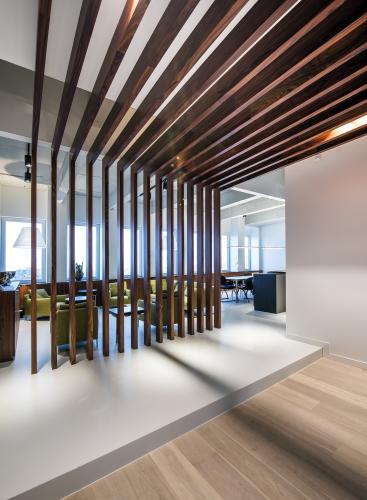 metis_advocaten_stoel en glazen wand