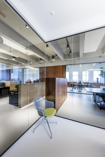 metis_advocaten_stoel en glazen wand