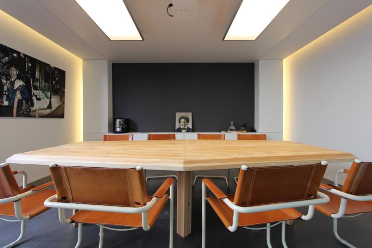 Een strakke en gezellige vergaderzaal voor Sheci architecten